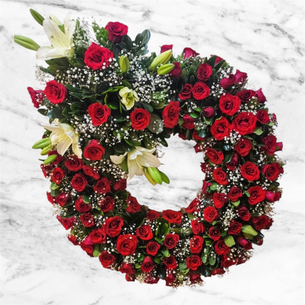 Corona de rosas rojas, lirios blancos.
