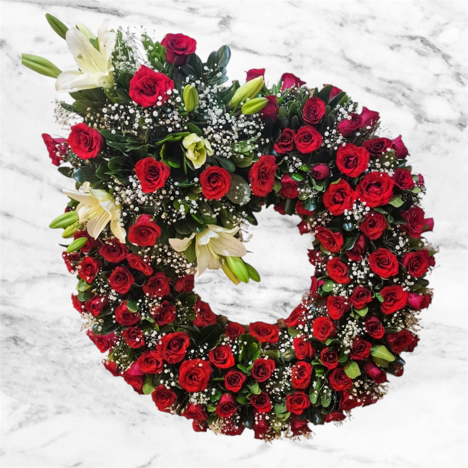 Corona de rosas rojas, lirios blancos.