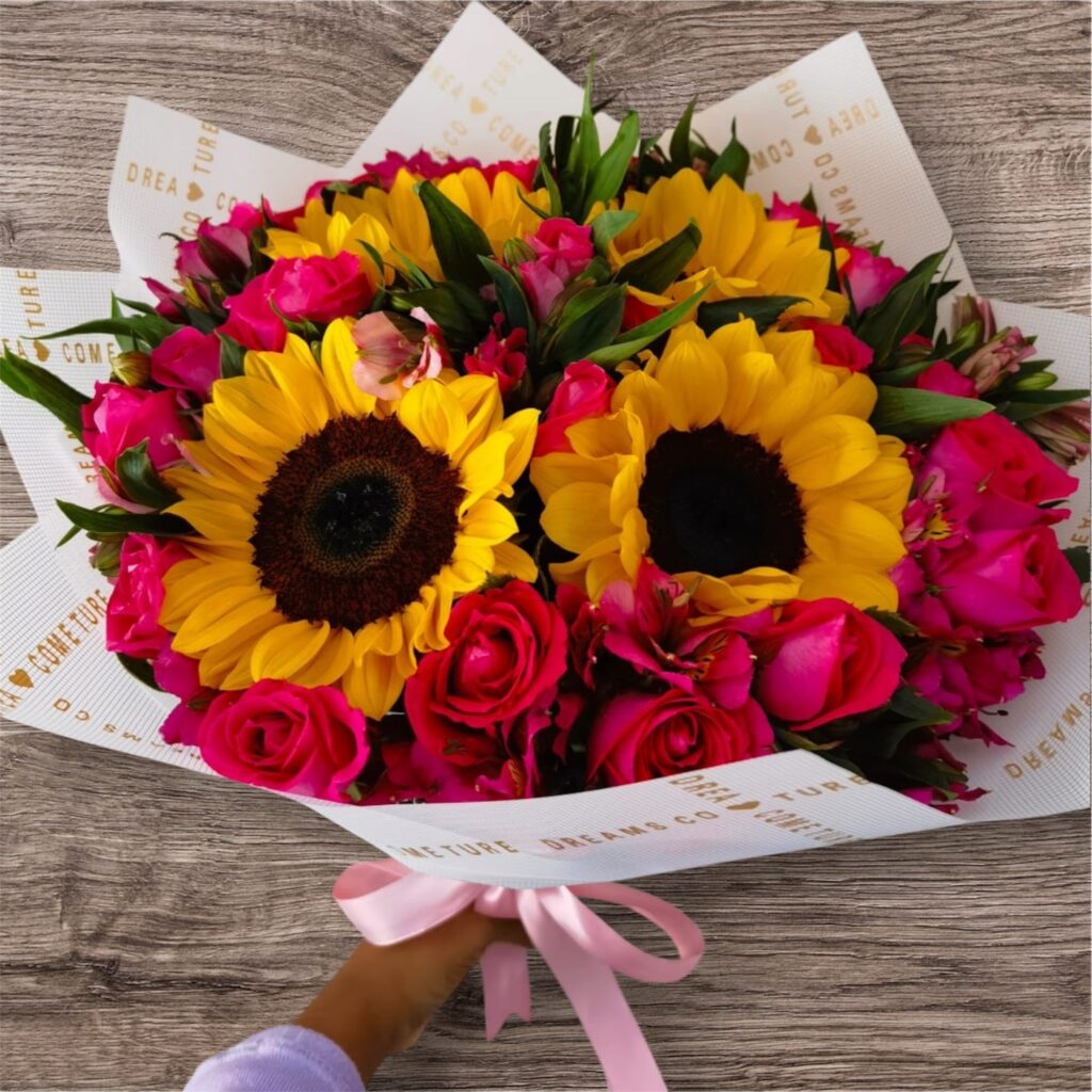 ramo de girasoles, rosas fucsias y astromelia