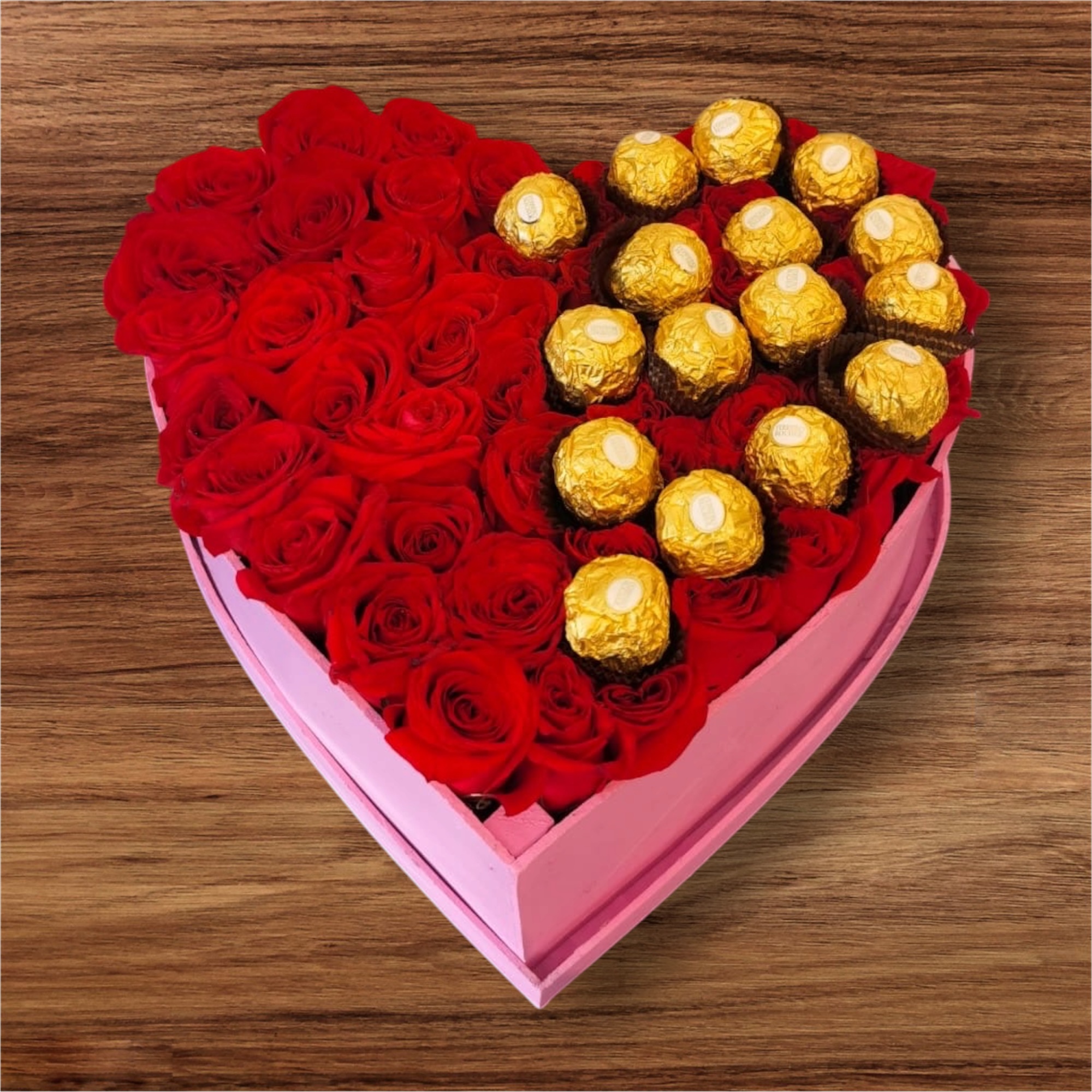 Caja de corazón con rosas y chocolates Ferrero