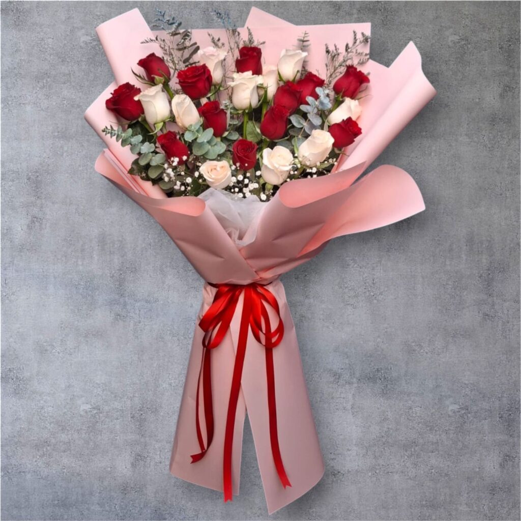 RAMO DE ROSAS BLANCAS Y ROJAS