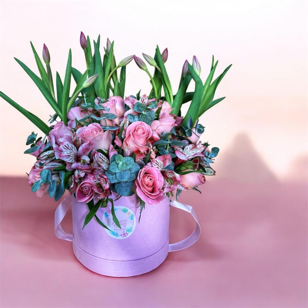 Caja rosa con tulipanes y astromelia