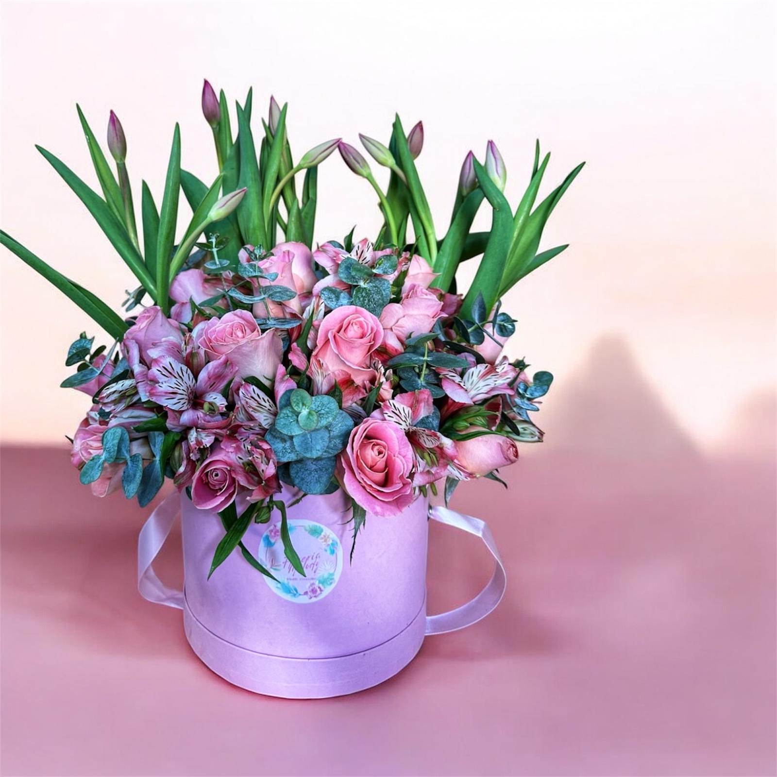 Caja rosa con tulipanes y astromelia
