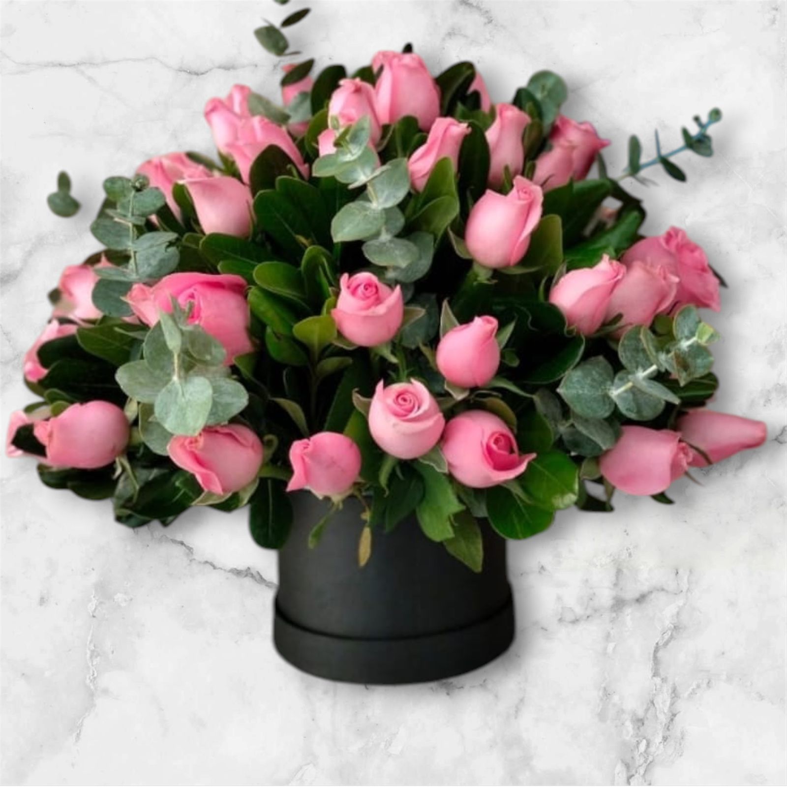 Rosas rosadas en caja negra
