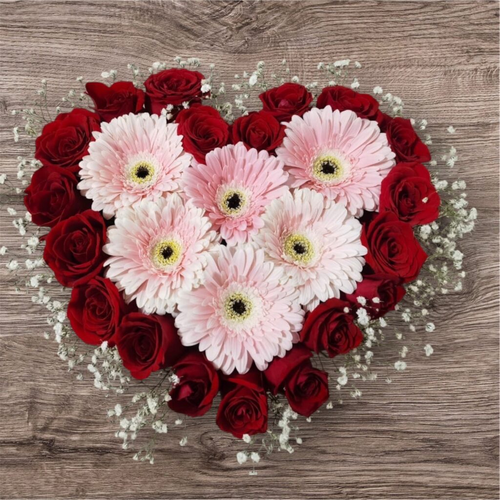 Corazon rosas y gerberas