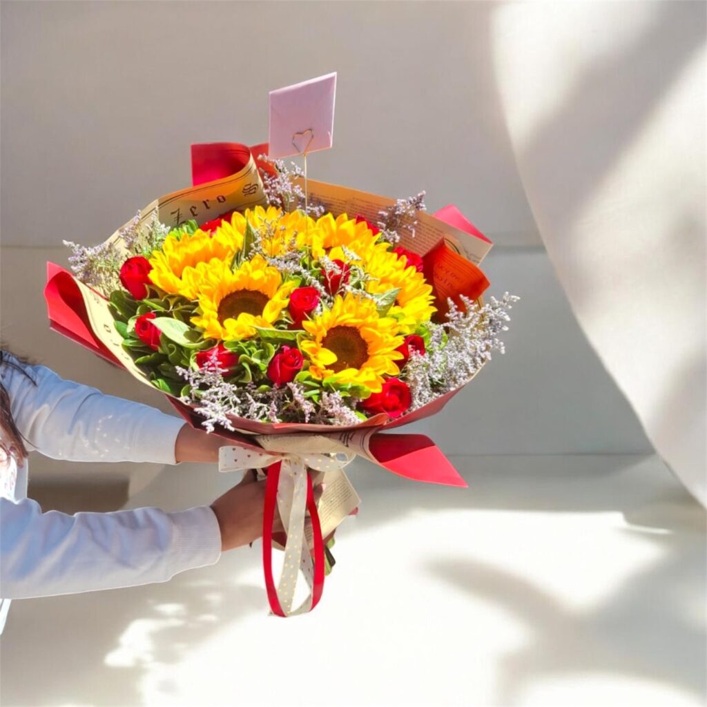 ramo de girasoles y rosas rojas