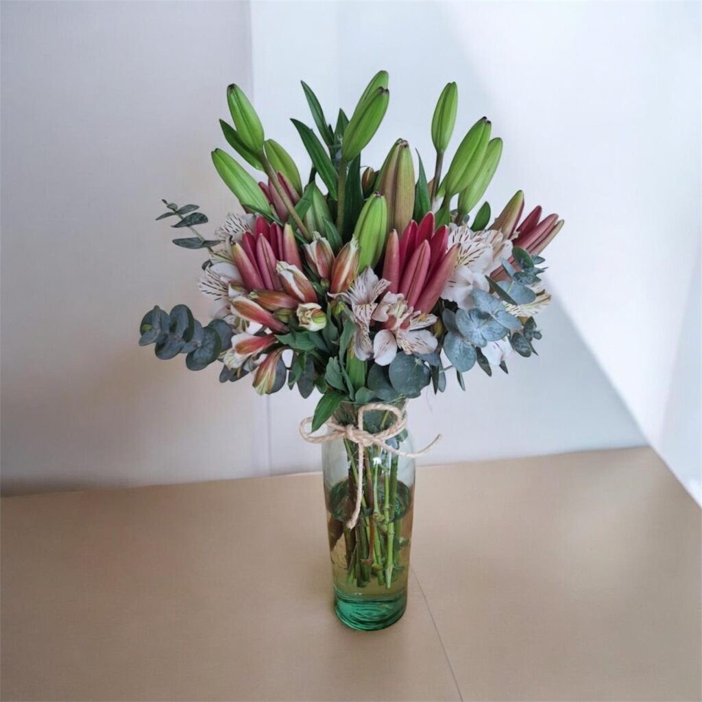 lirios rosas y astromelia blanca