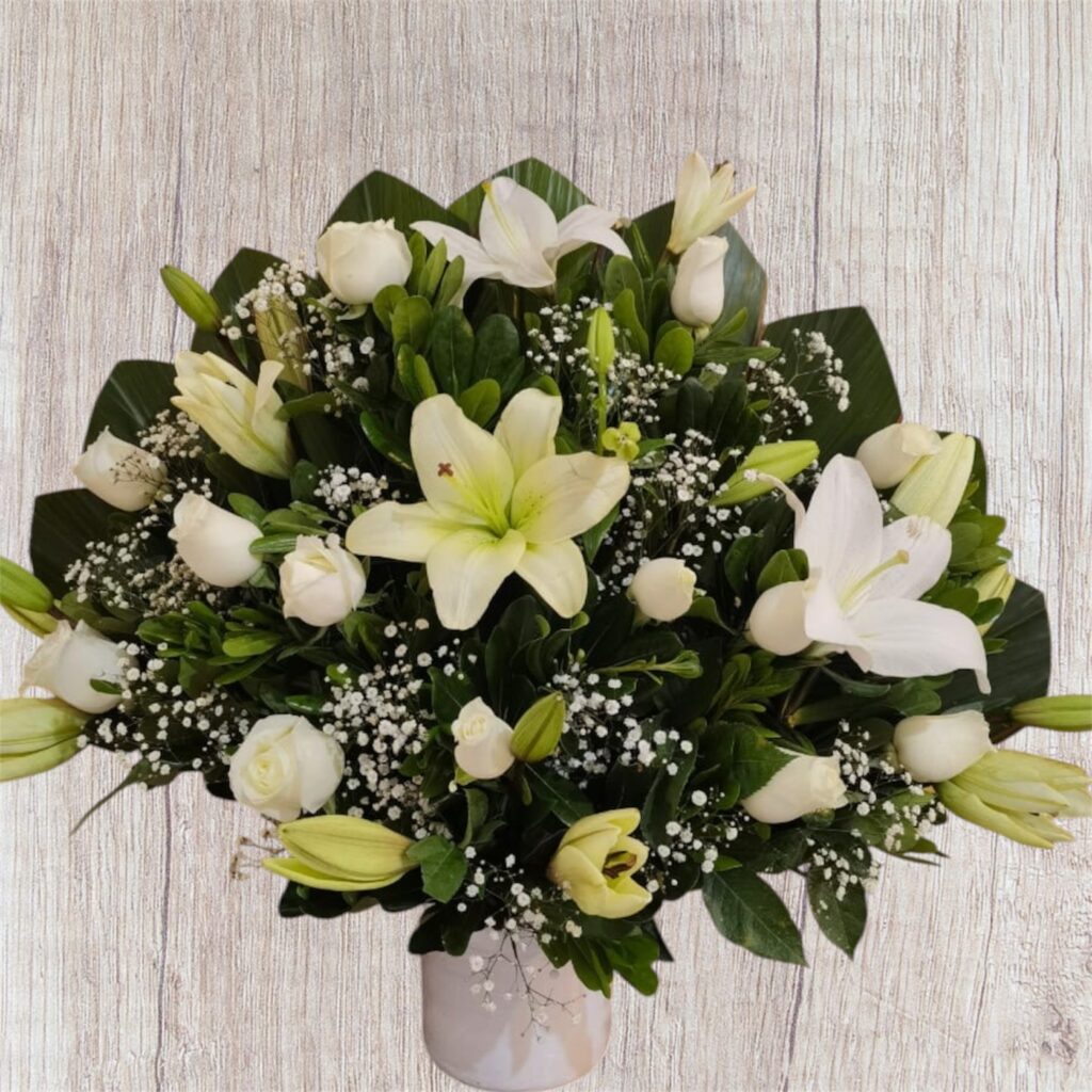 lirios y rosas blancas