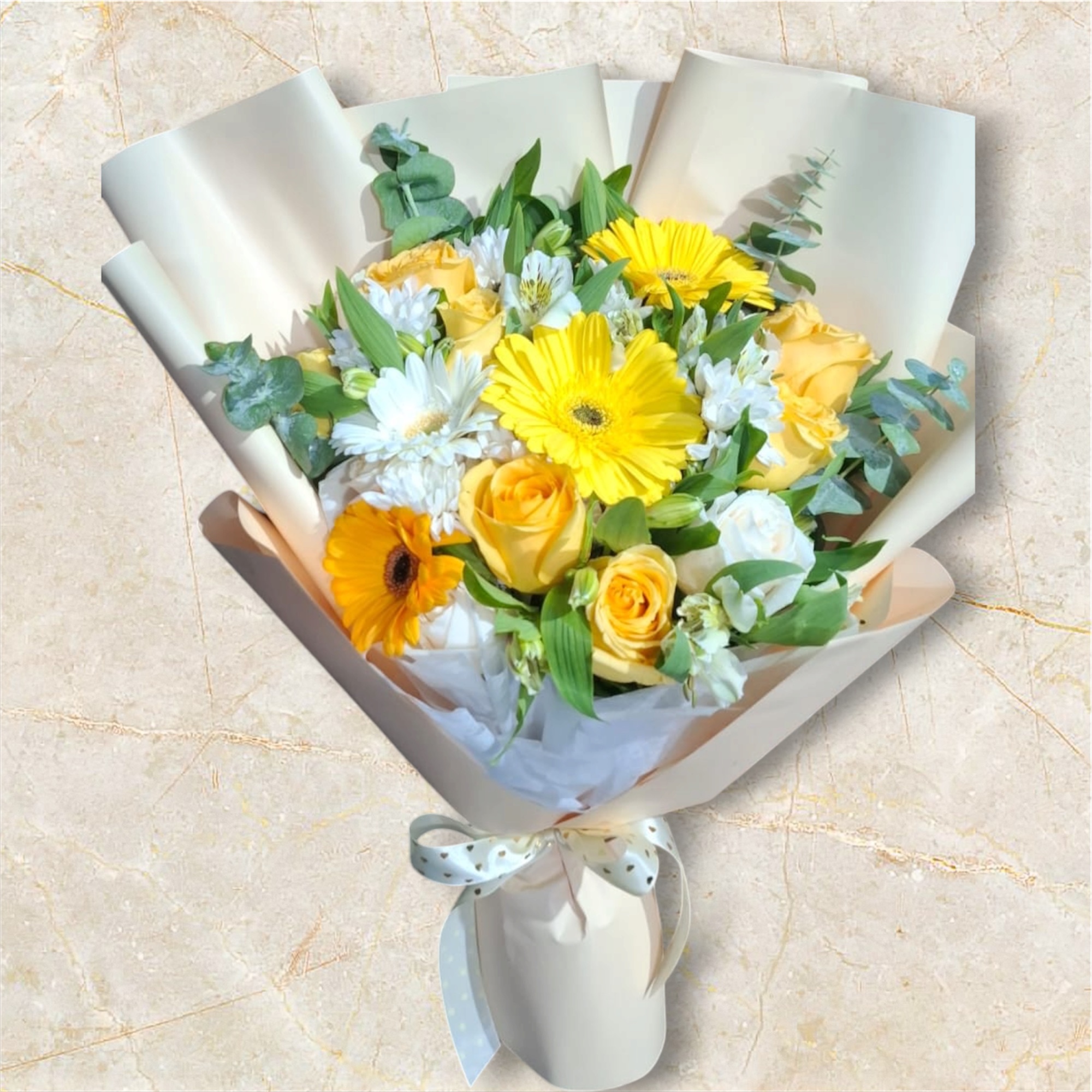 Ramo de gerberas y rosas en tonos blancos y amarillos