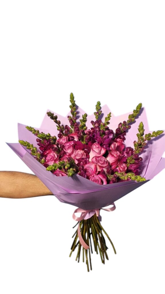 RAMO DE ROSAS LILAS Y PERRITO