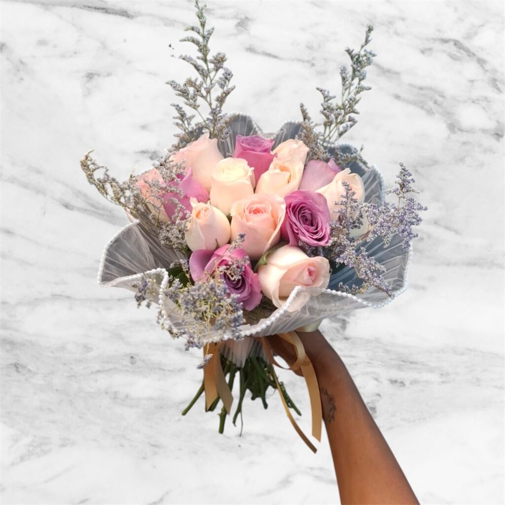 Ramo de rosas lilas y rosas con limonium