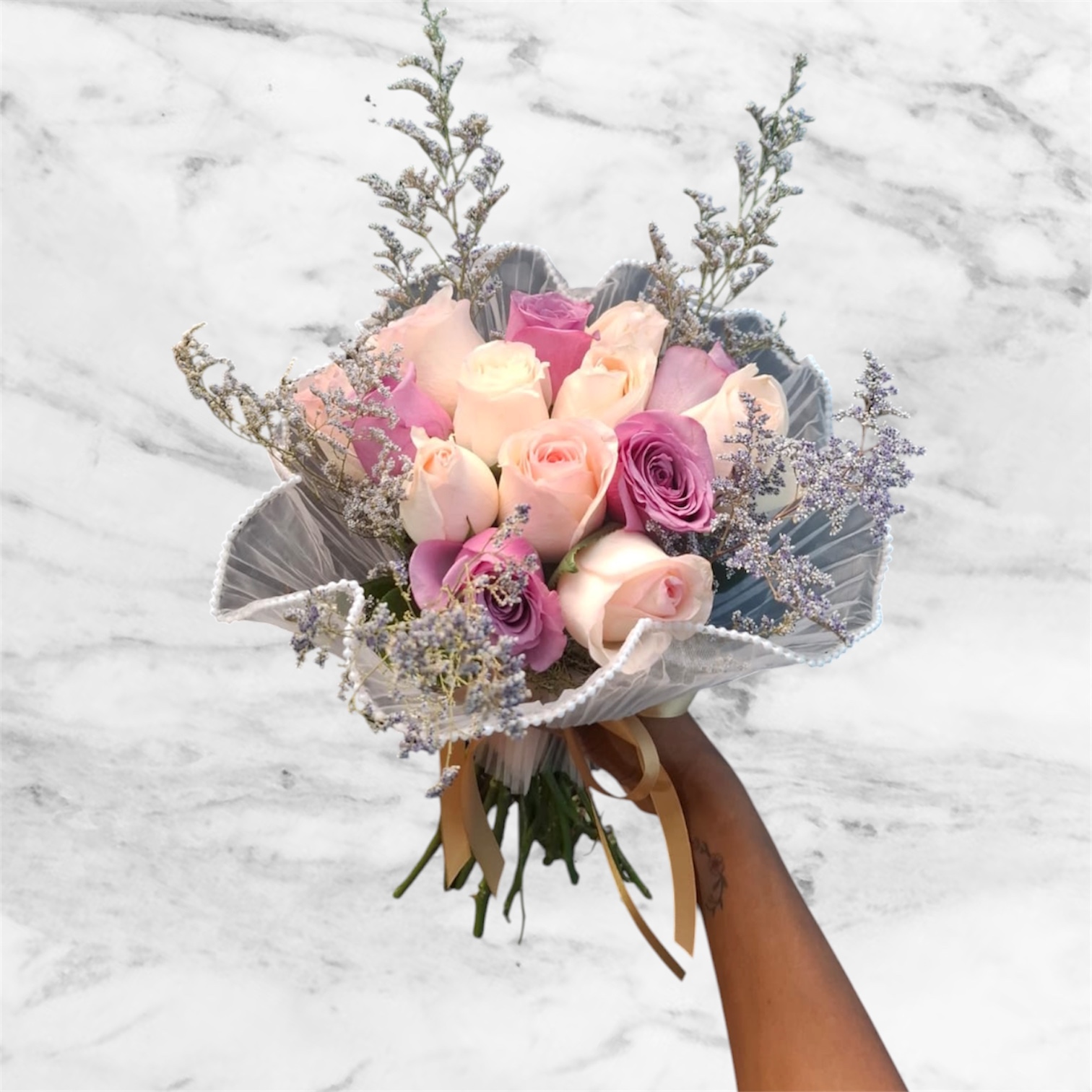 Ramo de rosas lilas y rosas con limonium