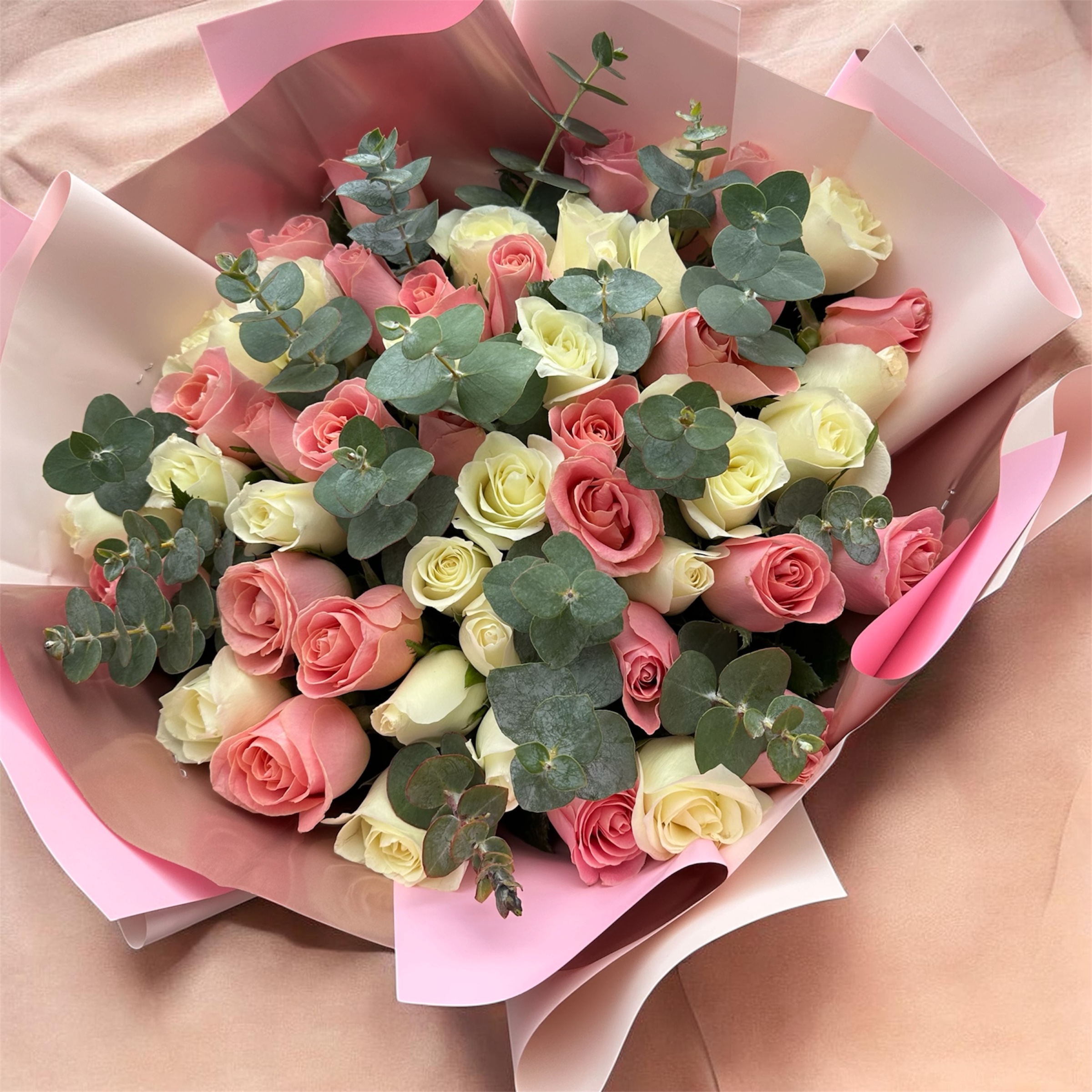 Ramo de rosas rosas y rosas blancas con eucalipto